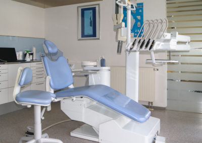 Blaues Behandlungszimmer Zahnarztpraxis Dr. Kohlmann Oberpullendorf